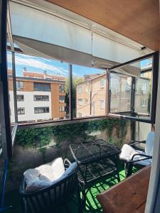 d'un balcon avec une table, des chaises et des fenêtres. dans l'établissement Apartment Mejtas- city centre, free garage parking, à Sarajevo