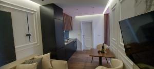 een woonkamer met een tafel en een keuken bij La casa di Sonja in Tivat