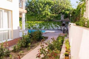 a backyard with a swimming pool and a house at Tedi in Kranevo