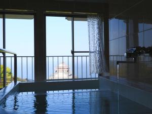 a large swimming pool with a view of the capitol at 熱海 天空のホテル 夢寿庵-Mujuan- in Atami