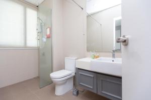 La salle de bains est pourvue de toilettes, d'un lavabo et d'une douche. dans l'établissement Studio 3 pax at I City by Bai Yi # 0711, à Shah Alam