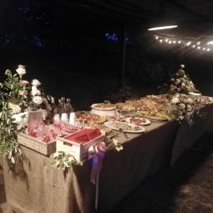 Locanda Rosati في أورفييتو: طاولة طويلة عليها طعام ومشروبات