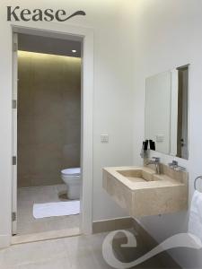 uma casa de banho com um lavatório e um WC em Kease Hittin B-5 Elegance AG32 em Riyadh
