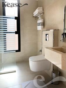 uma casa de banho com um WC branco e um lavatório. em Kease Hittin B-5 Elegance AG32 em Riyadh