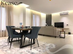 uma sala de jantar e sala de estar com mesa e cadeiras em Kease Hittin B-5 Elegance AG32 em Riyadh