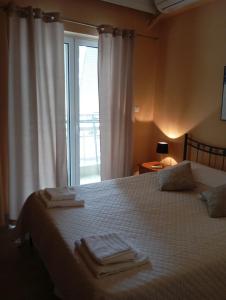 ein Schlafzimmer mit einem Bett mit Handtüchern darauf in der Unterkunft Spacious Apartment Archidamoy 114 in Sparta