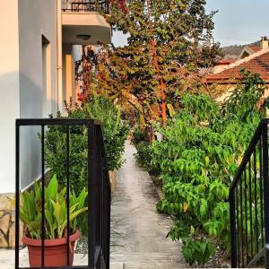 una escalera con plantas en un edificio en Işıl Suit Apart Otel en Dalyan