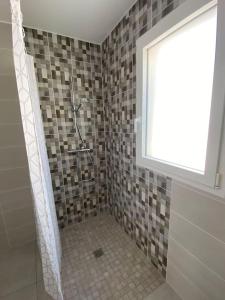 a bathroom with a shower with a glass door at Studio 2 proche bord de mer 5 mn à pied in Angoulins-sur-Mer +1 photo