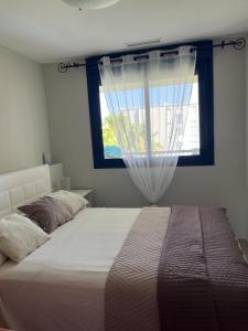 Schlafzimmer mit einem großen Bett und einem Fenster in der Unterkunft Dreams Home in Denia