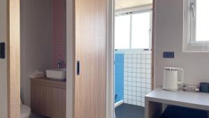 ein Badezimmer mit Waschbecken und Toilette und einem Fenster in der Unterkunft 落跑吧民宿 in Taitung + 26 Fotos