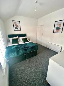 En eller flere senge i et værelse på Yorkshire Soak & Stay