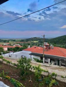 una casa con techo rojo y patio en Denize 2 km Manzaralı ve Ferah 2+0 Daire (Konum Eşelek Köyü), en Gokceada Town