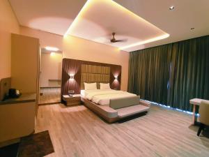 Una cama o camas en una habitación de Hotel Akshay Palace Ahmednagar