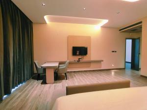 TV a/nebo společenská místnost v ubytování Hotel Akshay Palace Ahmednagar + 21 fotografií