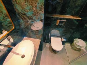 Un baño de Hotel Akshay Palace Ahmednagar