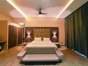 Postel nebo postele na pokoji v ubytování Hotel Akshay Palace Ahmednagar