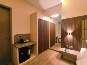 Una cama o camas en una habitación de Hotel Akshay Palace Ahmednagar