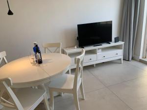 Telewizja i/lub zestaw kina domowego w obiekcie Suite SARA Playa Jandia