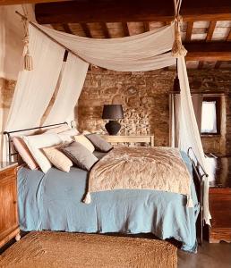 - une chambre avec un lit à baldaquin dans l'établissement Relais B&B Betty Bike, à Sasso Feltrio