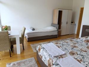 Postel nebo postele na pokoji v ubytování Apartmani Helena