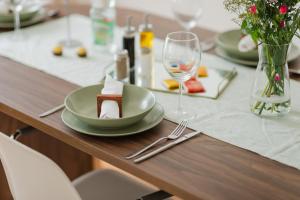 - une table avec une assiette de nourriture et un verre de vin dans l'établissement Spa Apartment am Bauhausmuseum, à Dessau