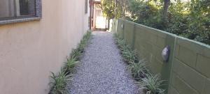 En have udenfor Casa de hospedes em condominio com lazer