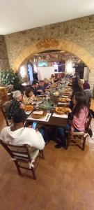 Locanda Rosati في أورفييتو: مجموعة من الناس يجلسون على طاولة طويلة
