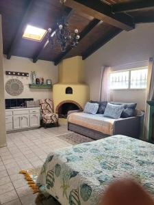 1 dormitorio con 2 camas y chimenea en Casa Grace en Playa Del Sol-15, en San Antonio del Mar