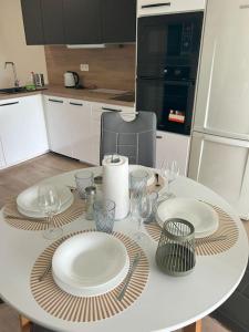 Kuhinja oz. manjša kuhinja v nastanitvi Modern aparment in Moruse compex with free parking