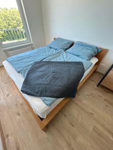 Postelja oz. postelje v sobi nastanitve Modern aparment in Moruse compex with free parking