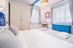 um quarto com uma grande cama branca com toalhas em Casa Filip din Sarichioi em Sarichioi