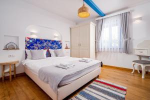 um quarto com uma cama grande e uma cabeceira azul em Casa Filip din Sarichioi em Sarichioi