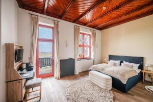 Postel nebo postele na pokoji v ubytování Romantik Hotel Schloss Ranzow + 37 fotografií