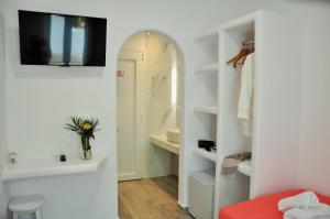 A bathroom at Alexandra Mykonos Port