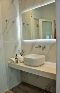 A bathroom at Alexandra Mykonos Port