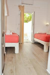 A bed or beds in a room at Alexandra Mykonos Port