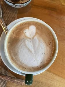una taza de café con un corazón dibujado en la espuma en Puluong Aroma, en Hương Bá Thước