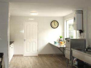 Una cocina o zona de cocina en Aran View Country House and Lodge
