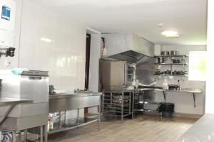 Una cocina o zona de cocina en Aran View Country House and Lodge