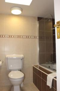 Un baño de Aran View Country House and Lodge