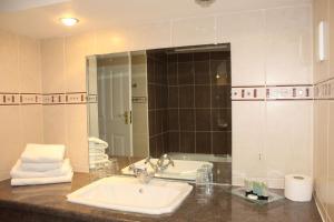 Un baño de Aran View Country House and Lodge