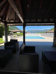 un patio con sillas y una piscina en Hotel Merloni, en Grandola ed Uniti