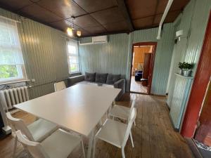 una sala conferenze con tavolo e sedie bianchi di Villa Rekin a Danzica