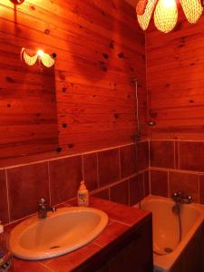 a bathroom with a sink and a bath tub at Atelier d'Art Saint Leonard in Honfleur