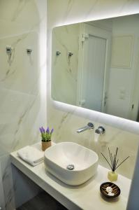 A bathroom at Alexandra Mykonos Port