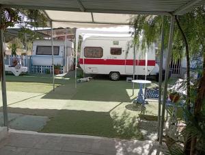 Imagen de la galería de Caravanas y habitaciones para relajarse, en Sax