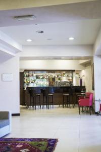 un comedor con sillas y un bar en Hotel Europa, en Reggio Emilia