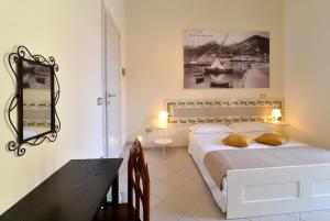 サレルノにあるSanti e Saraceni Roomsのベッドルーム(大型ベッド1台、テーブル付)