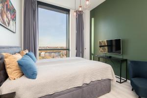 1 dormitorio con cama y ventana grande en WoHo Luxury appartments, en Tallin