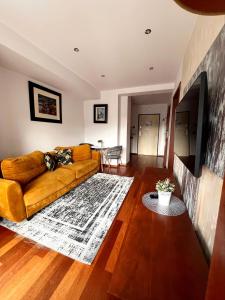 sala de estar con sofá y mesa en VIP Apartamenty Stara Polana, en Zakopane